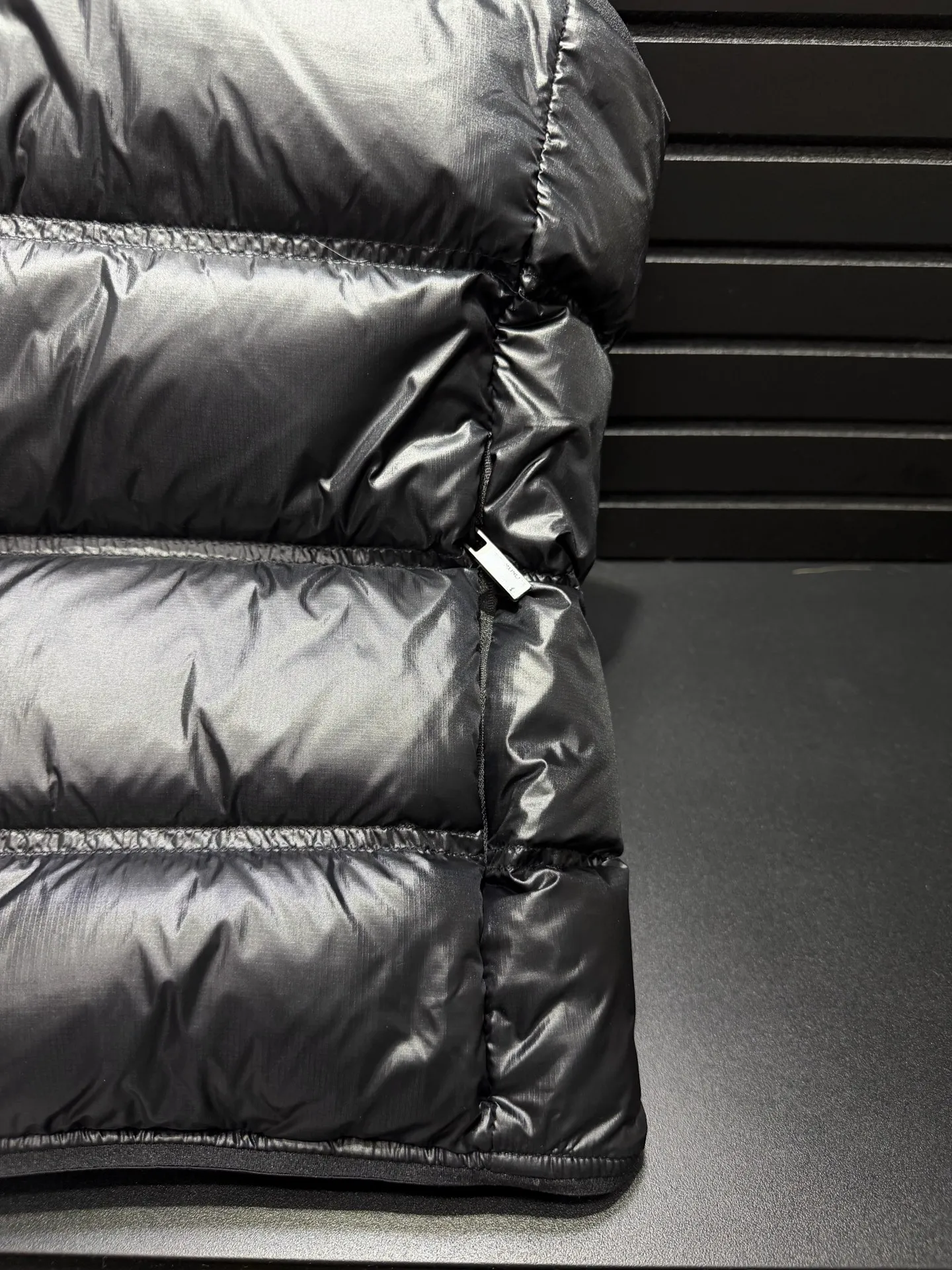 Moncler Mon Classic ， 80 Paninari 。 ，Classic ， ， 。 ， ， ， 。 Moncler Classic ， ， ， ， 、 。 ：100% ：100% ：90% 10% ： ， ， ： 、 、 、 、 、 、 size：123456